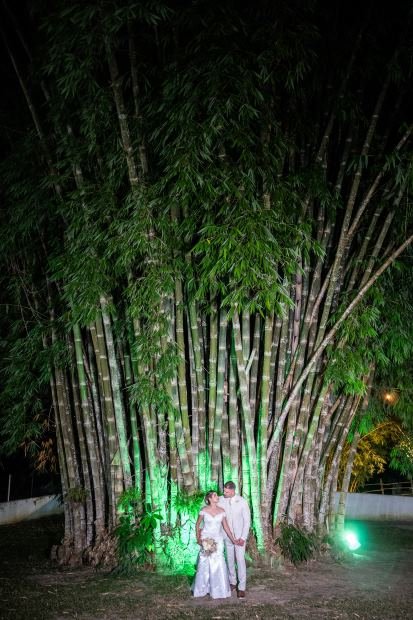 A noiva no bambuzal iluminado - Recanto dos Bambus