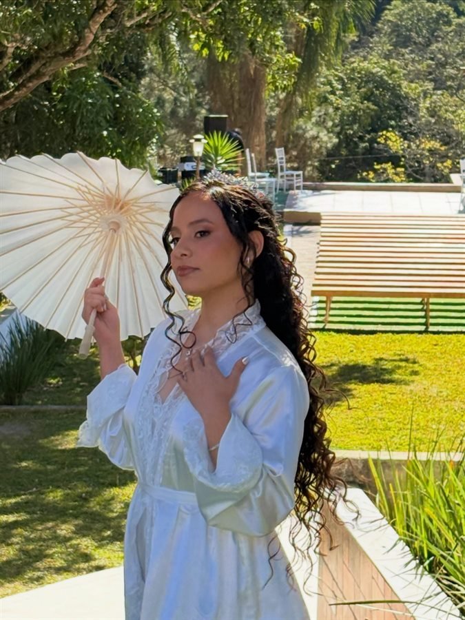 Noiva com sombrinha de papel no jardim do Recanto dos Bambus