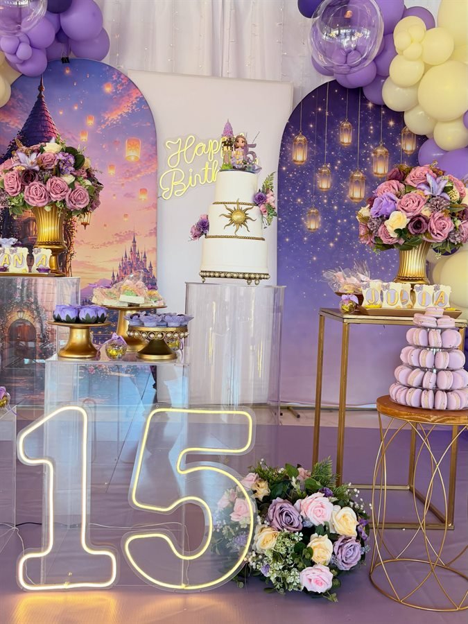 Mesa de bolo e doces decorada para uma festa de 15 anos
