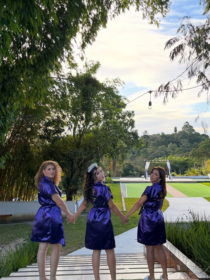 Madrinhas de robe no gramado do Recanto dos Bambus ao entardecer